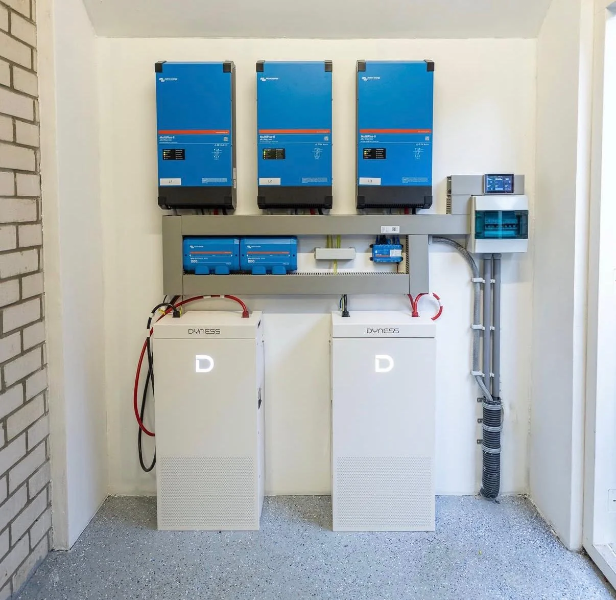 Victron-omvormers en thuisbatterijen in een opgeruimde technische ruimte